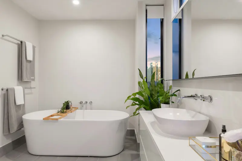 Salle de bain rénovée avec baignoire et vasque